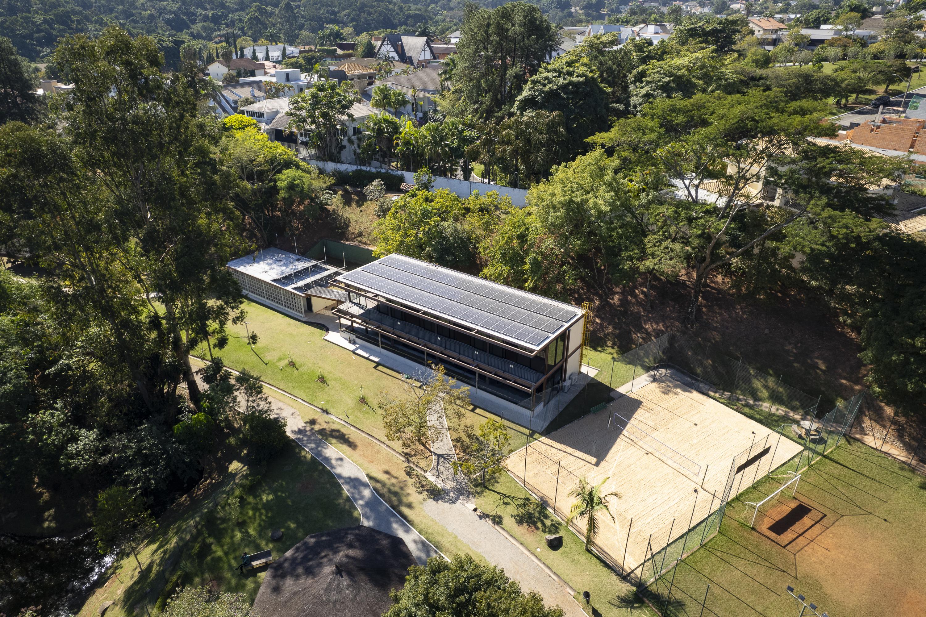 Vista aérea do condomínio Alphaville II com sistema de energia solar instalado na cobertura do prédio