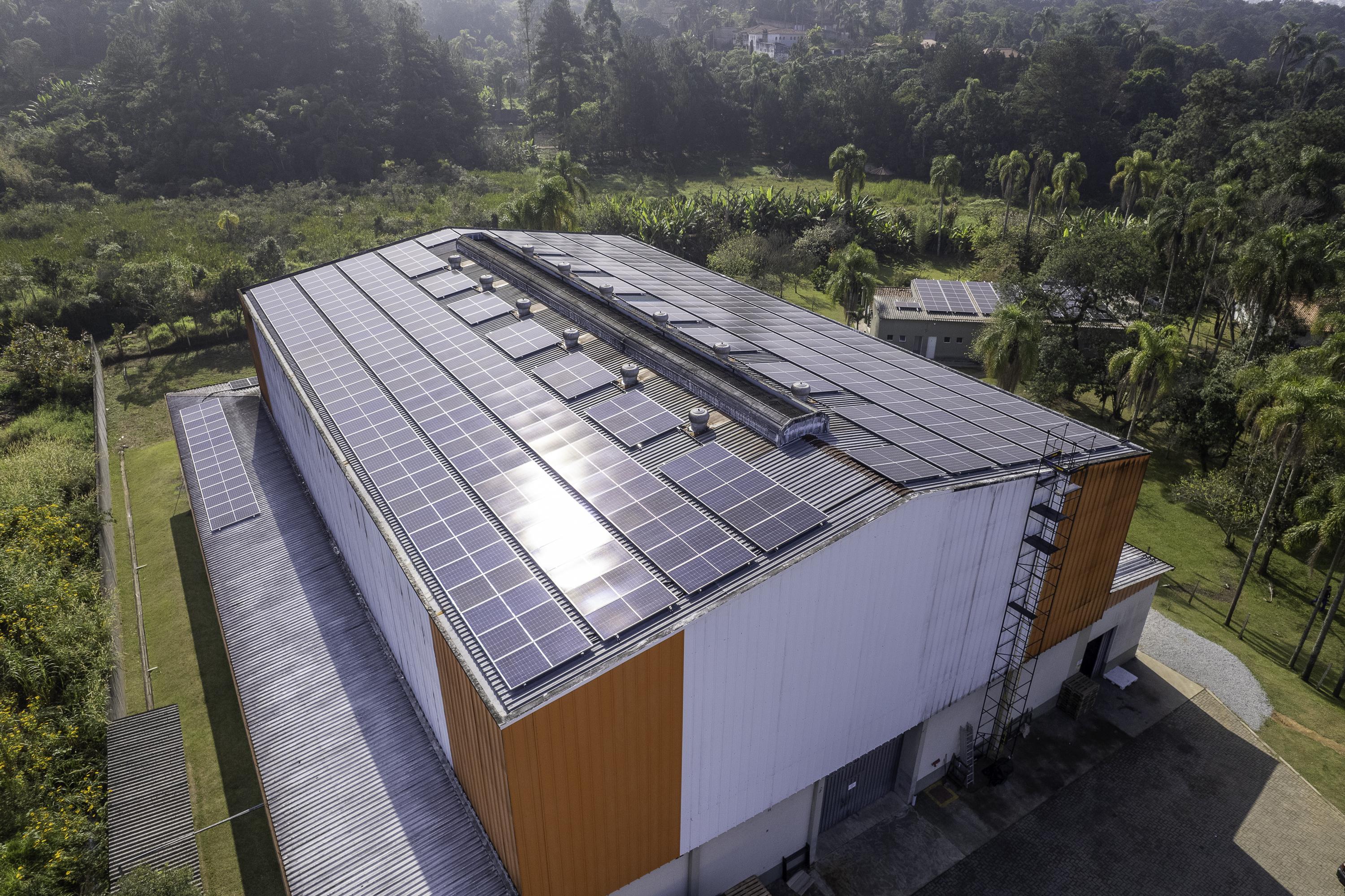 Vista aérea da cobertura industrial da Baviplast em Embu-Guaçu com sistema de energia solar concluído