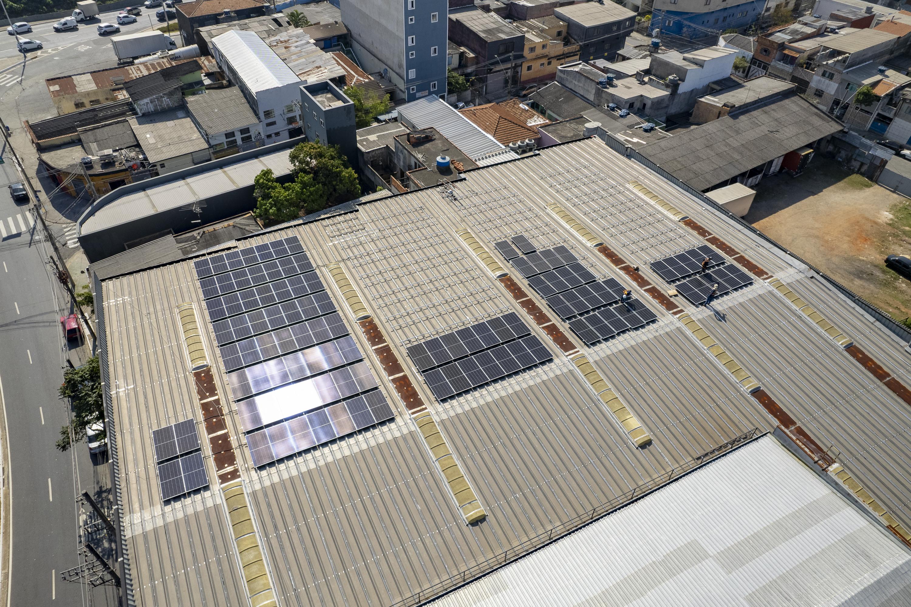 Vista aérea da cobertura industrial da Curaprox Brasil em São Caetano do Sul com painéis solares instalados