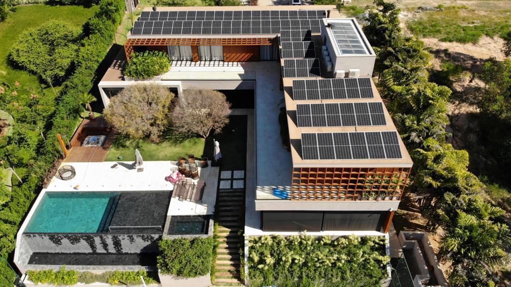 Vista aérea de residência de alto padrão em Itu (SP) com sistema fotovoltaico instalado na cobertura